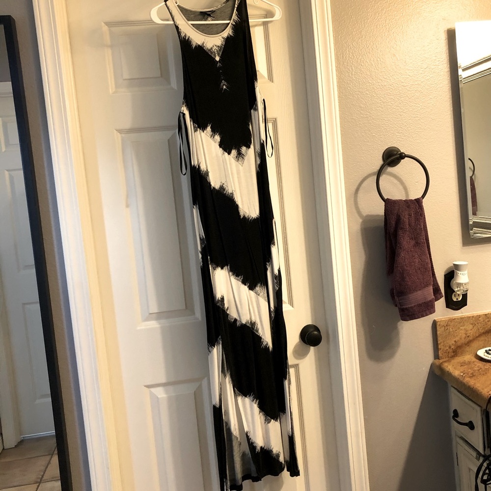 Mossimo black & white maxi dress